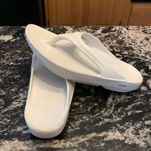 Oofos Size 8